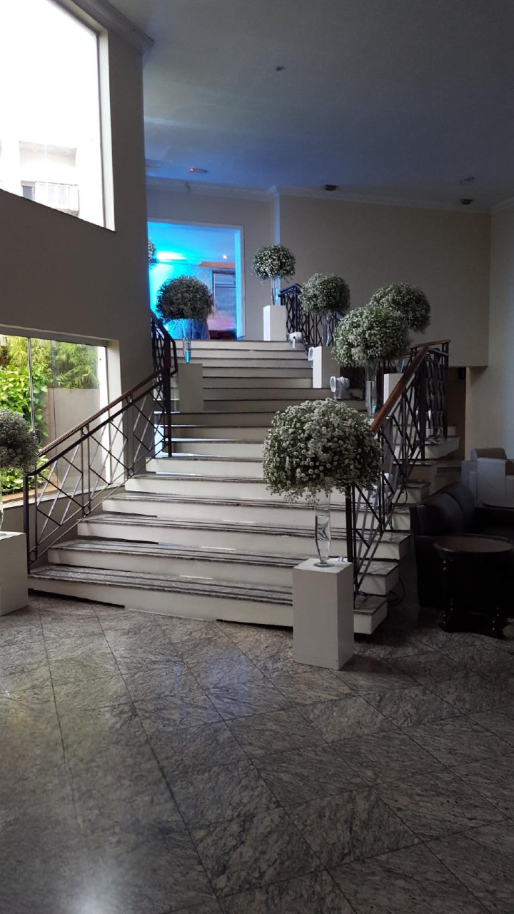 Local do evento - Vista interna elegante com escadaria